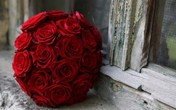 Bouquet de mariée avec roses rouges