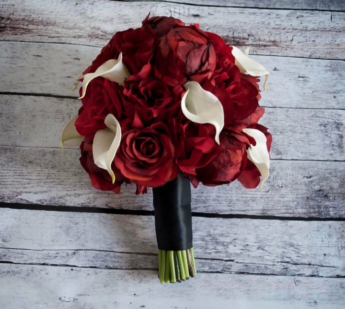 Bouquet de mariée avec roses rouges