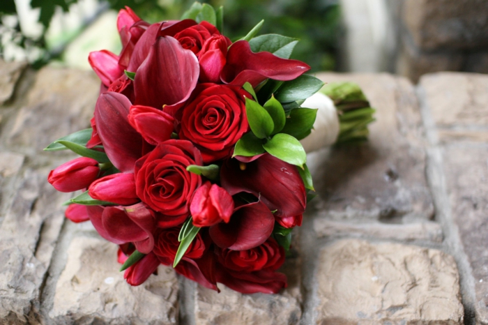 bouquet de mariée de roses rouges,tulips et callas