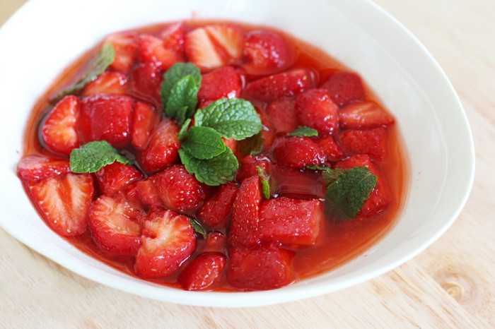 saines gourmandises : par exemple c'est une salade de fraises et menthe