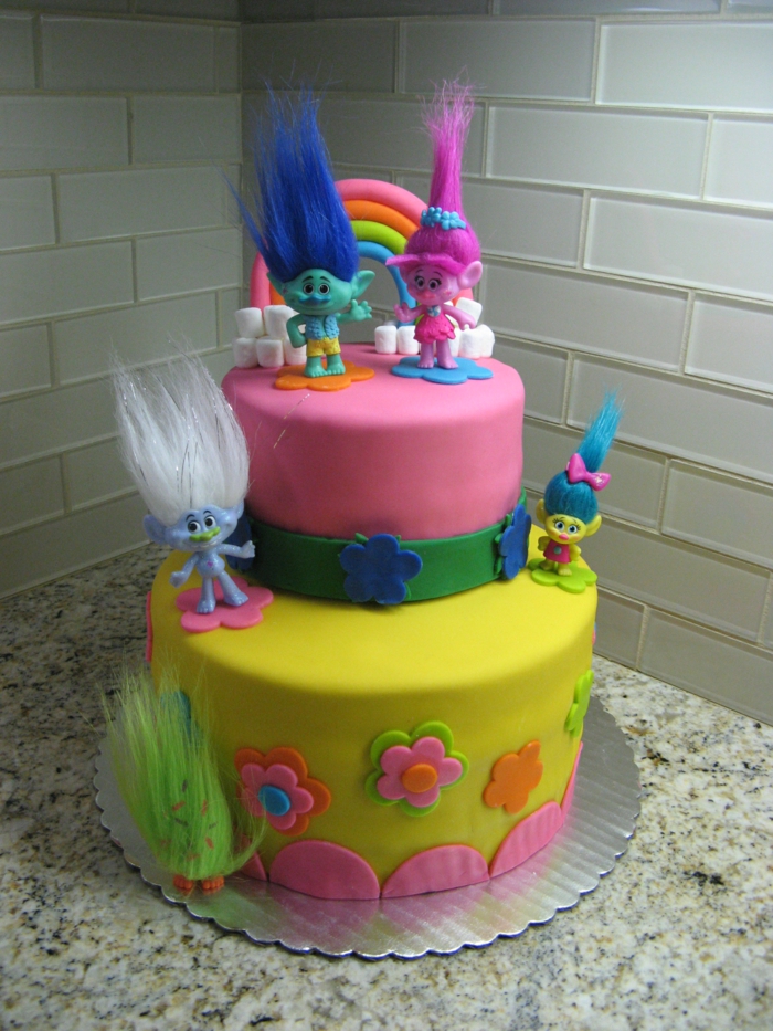 les trolls gâteau d'anniversaire