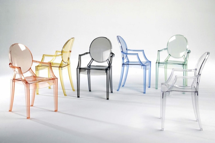 chaise transparente en couleurs différentes