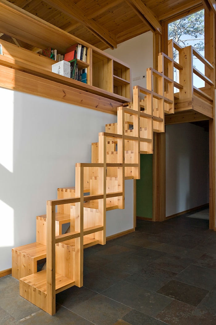 escalier japonais construit entièrement en bois