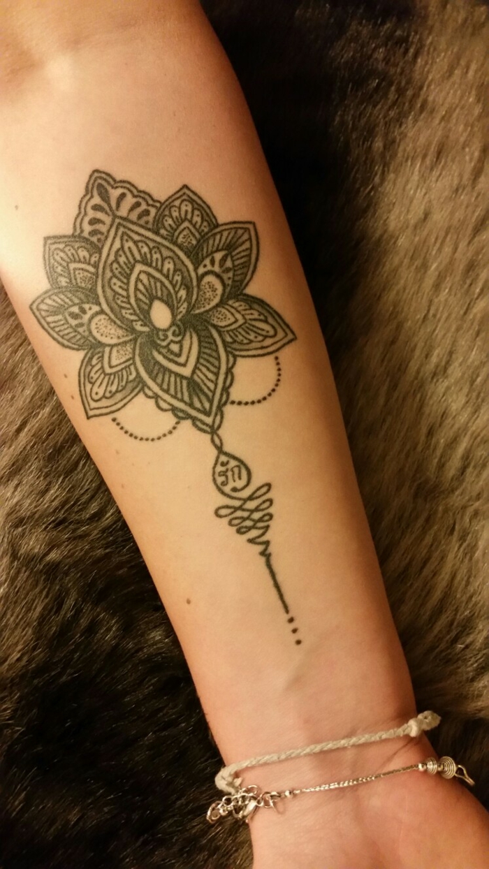 idée lotus mandala tatouage femme