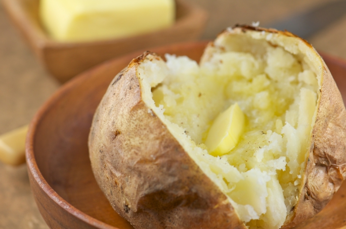 recette pommes de terre au four avec beurre poivre et sel