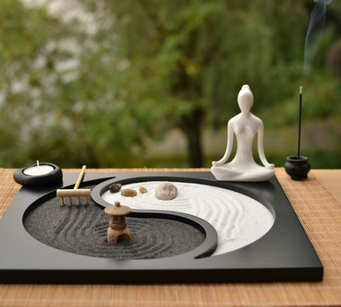 diy jardin zen miniature avec une bougie et statue