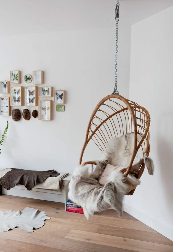 idées déco salon pour un intérieur moderne et relaxante avec un fauteuil suspendu
