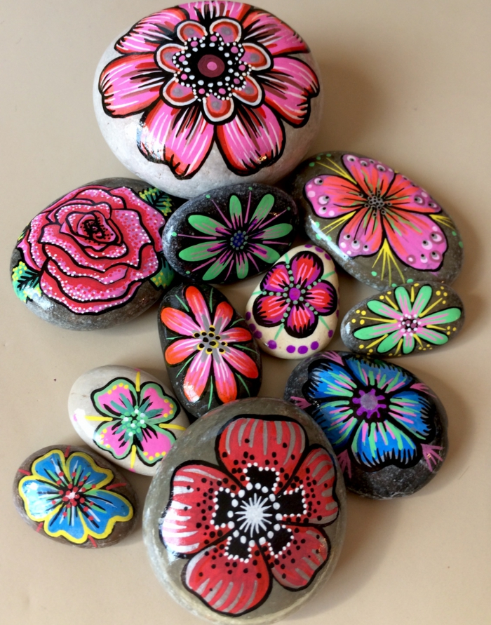 fleurs colorées peinture sur galets
