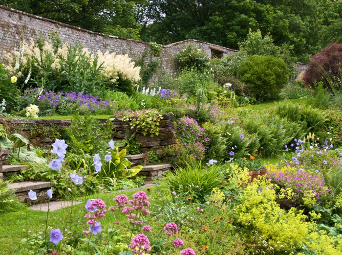 jardin à l'anglaise différentes fleurs