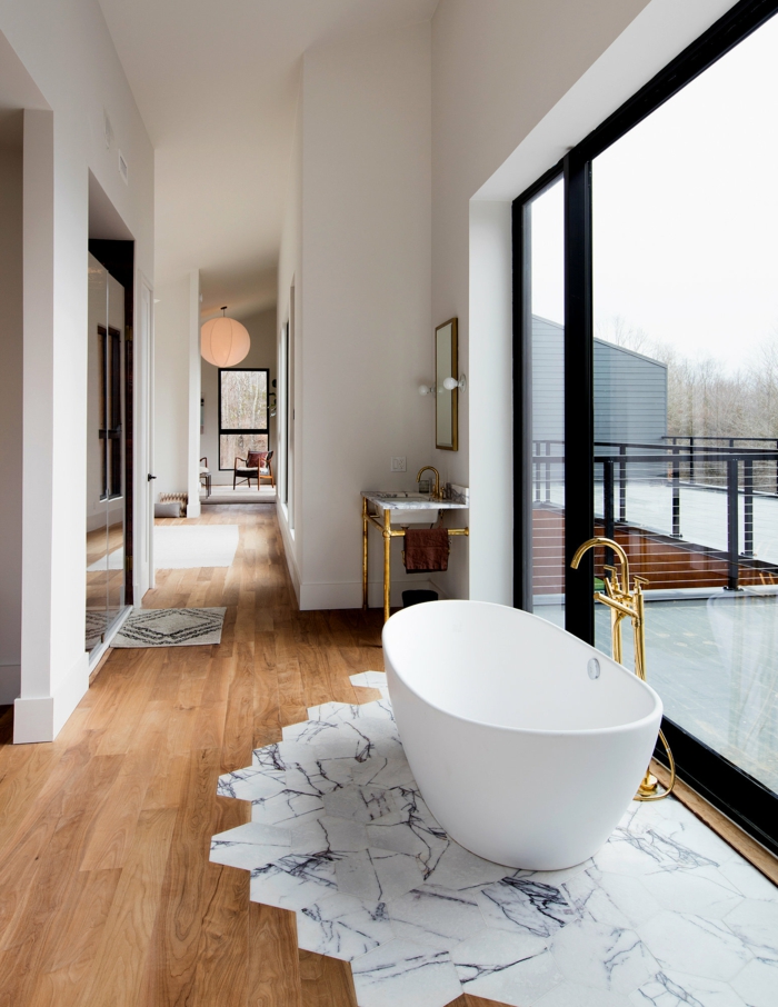 salle de bains moderne avec un mélange parquet carrelage hexagonal