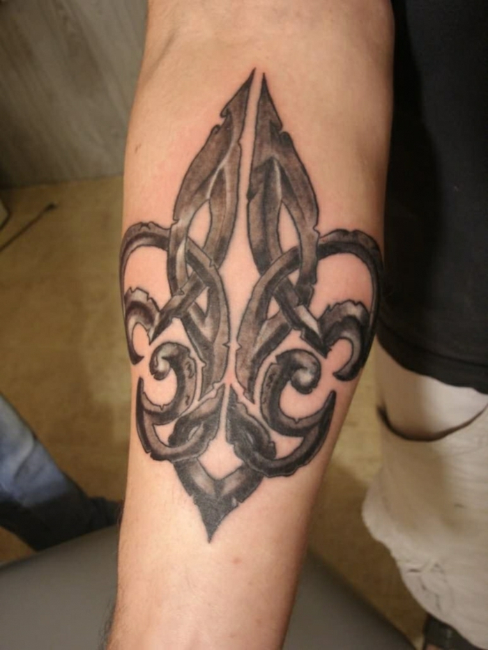 tatouage fleur de lis homme