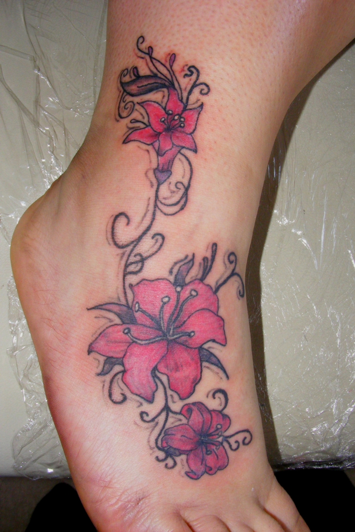tatouage fleur de lys coloré