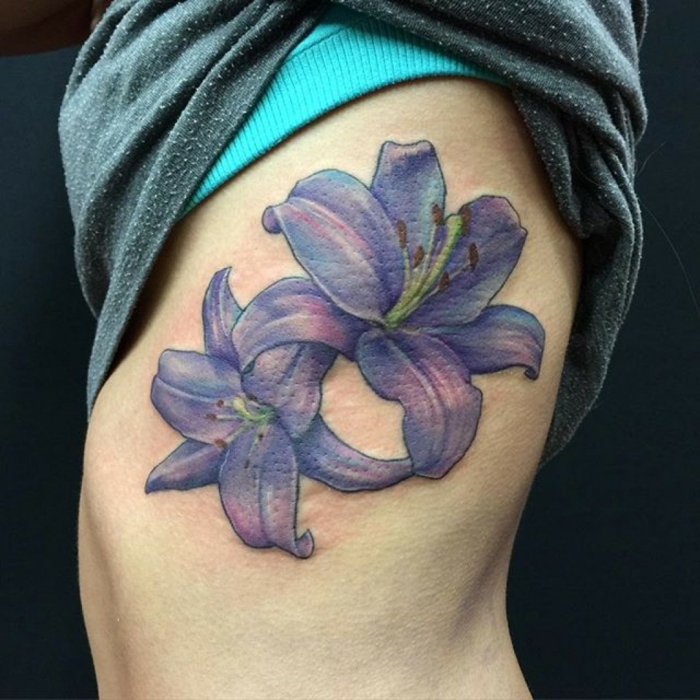 tatouage fleur lys femme