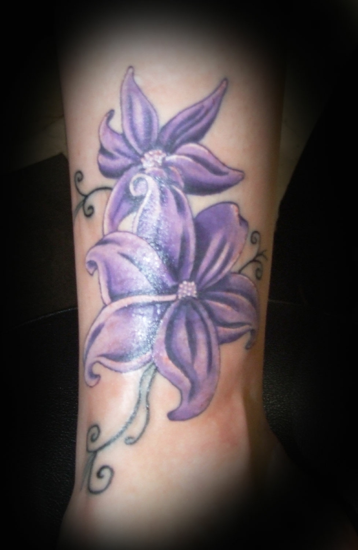 tatouage lys violet