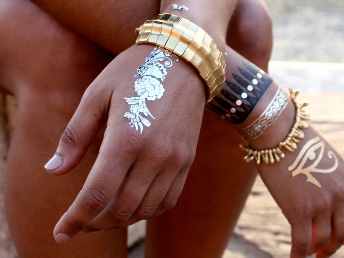bijoux et tatouage éphémère sur les mains