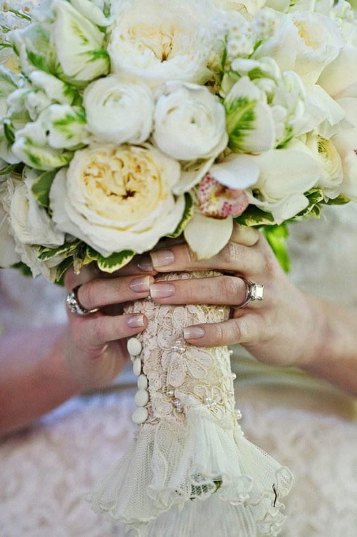 bouquet mariée avec dentelle, une décoration tendance
