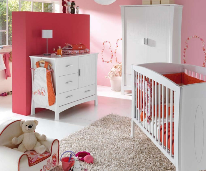 chambre bébé fille en rouge et rose