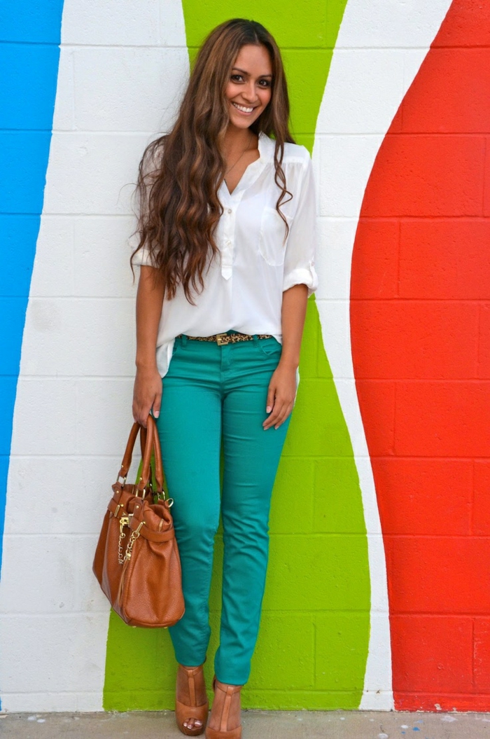 chemise blanche femme et jean coloré