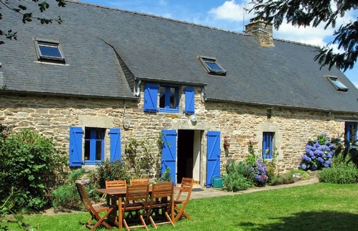 longère bretonne avec des volets peints en bleu