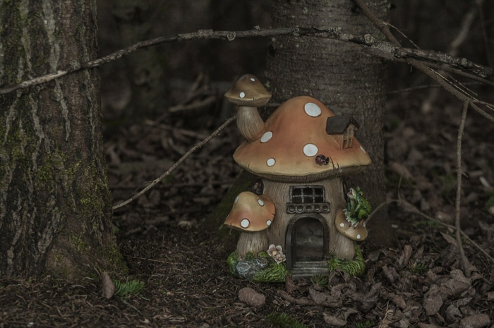 maison de fée dans la forêt