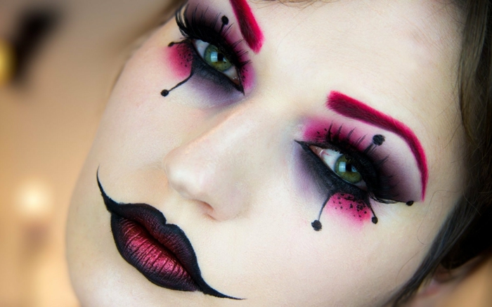 maquillage halloween femme en noir et rouge