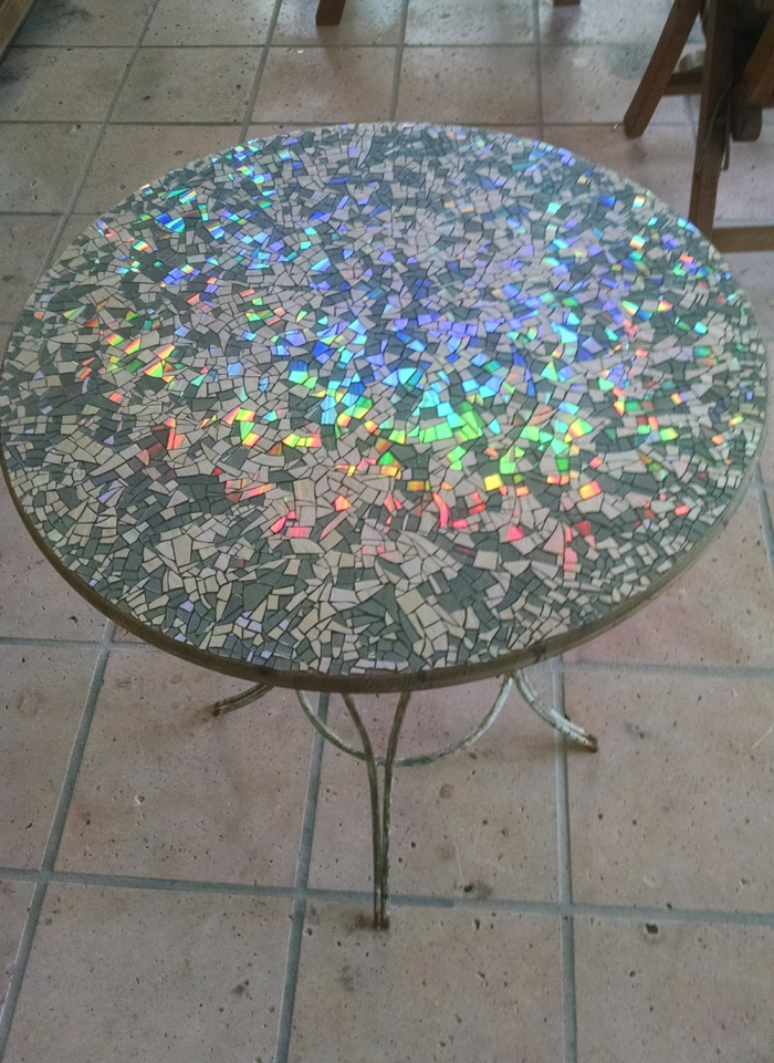 table décorée de mosaïque