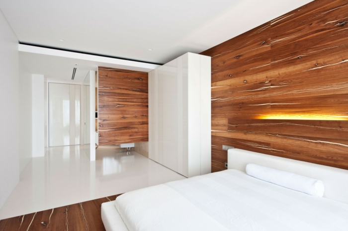 chambre en blanc et bois avec parquet stratifié sur le mur