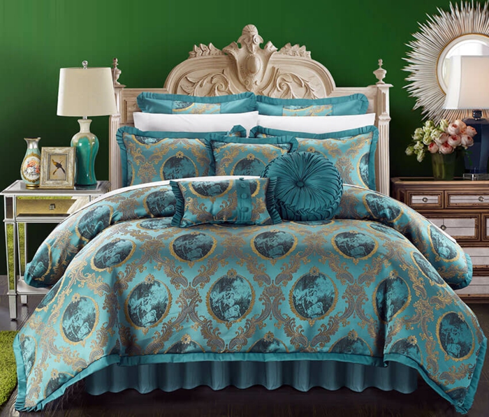 chambre à coucher couverture de lit et coussins bleu canard