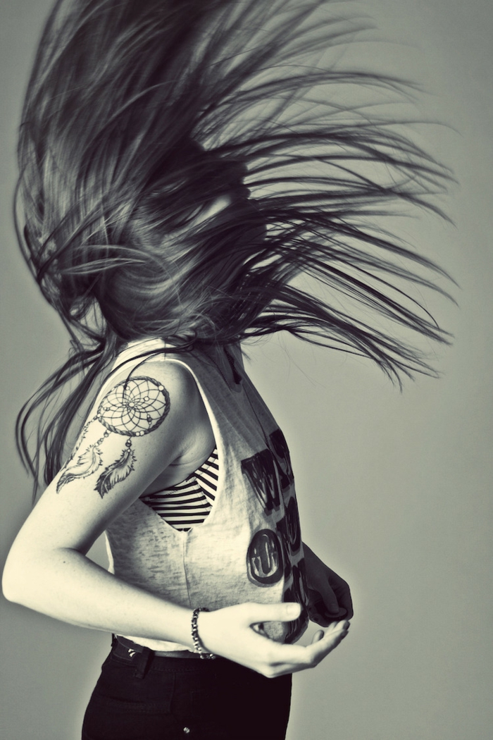 tatouage attrape-rêve épaule noir blanc femme