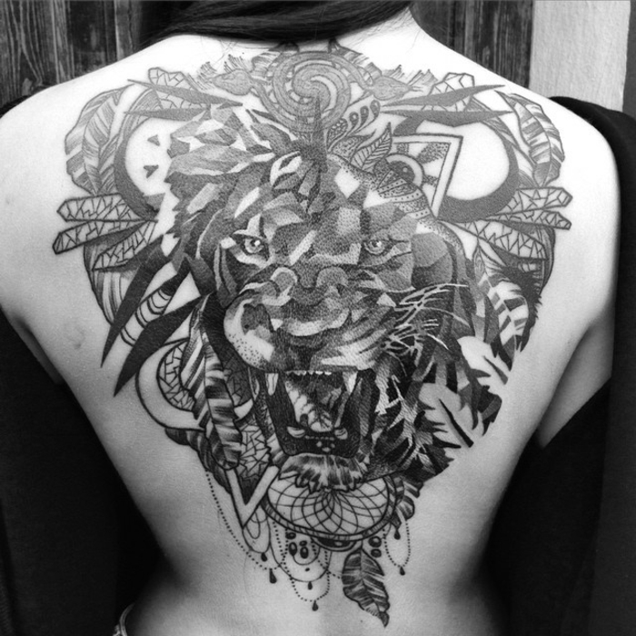 tatouage attrape-rêve idée créative dos