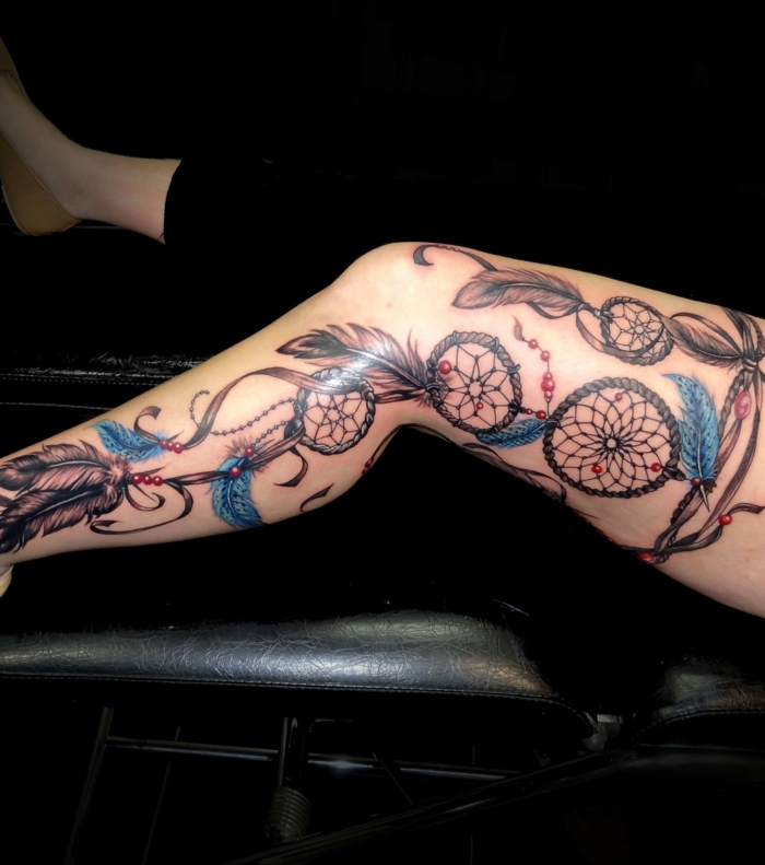 tatouage attrape-rêve jambe entière
