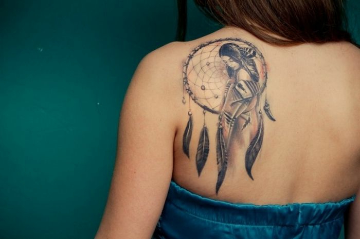 tatouage attrape-rêve jeune indienne