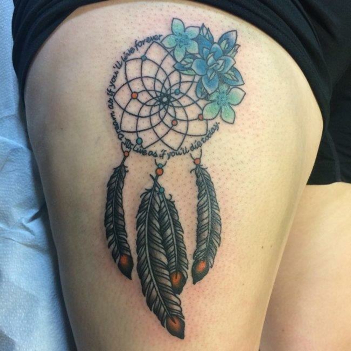 tatouage attrape-rêve plumes fleurs