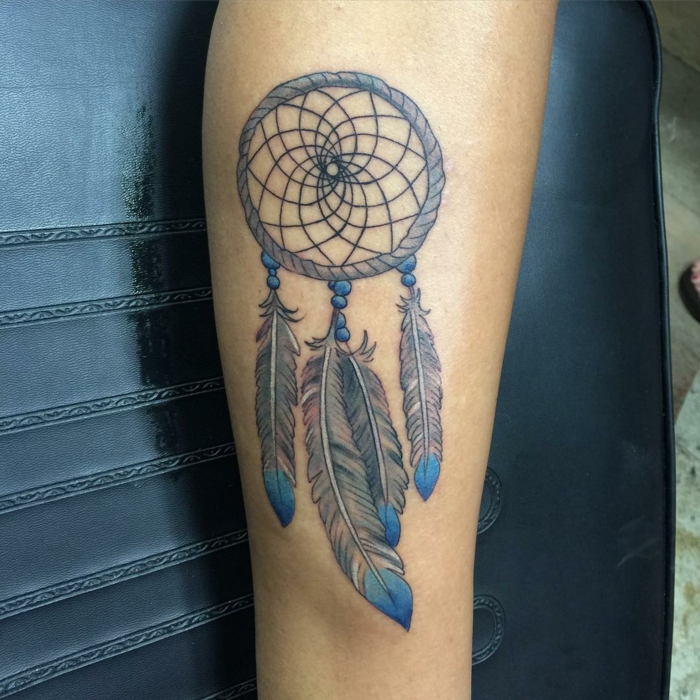 tatouage attrape-rêve plumes