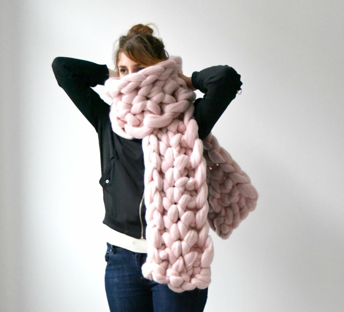 écharpe moderne en rose arm knitting