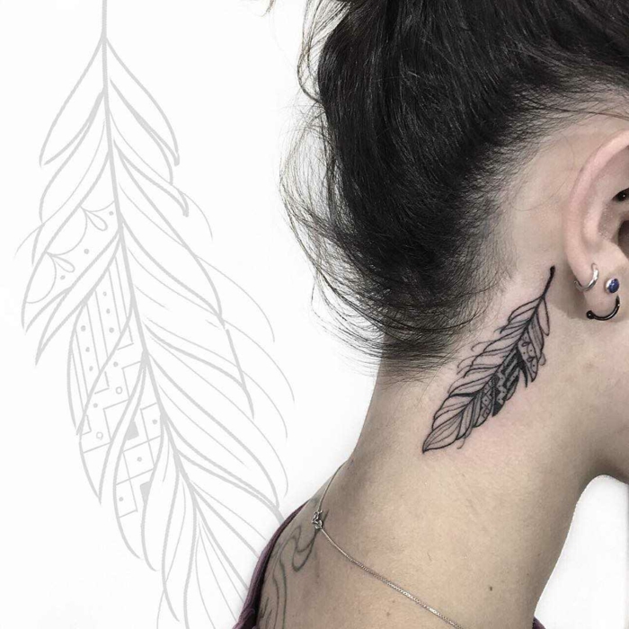 derrière l'oreille tatouage plume