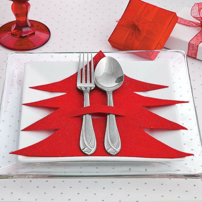 décoration de table de noël arrangement de serviette fourchette cuillère