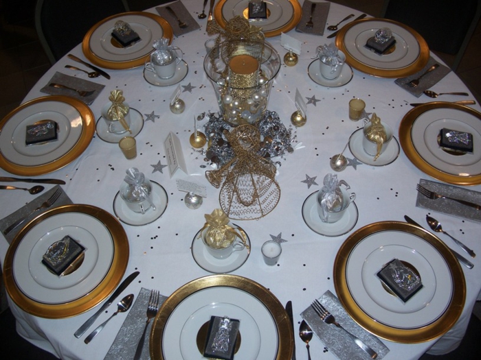 décoration de table de noël avec des cadeaux pour les invités