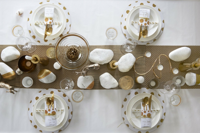 décoration de table de noël avec des pierres naturelles