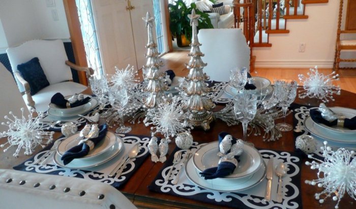décoration de table de noël blanc bleu foncé et argent