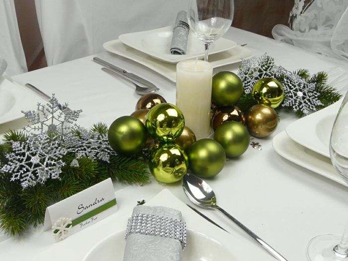 décoration de table de noël blanc et vert grande bougie