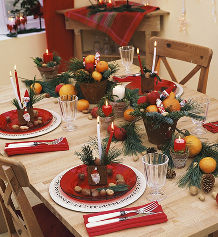 décoration de table de noël bougies fruits pommes de pins