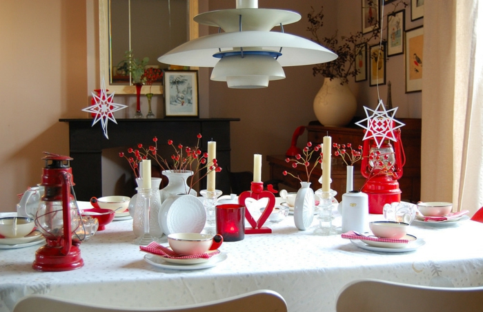 décoration de table de noël couleur rouge lanternes