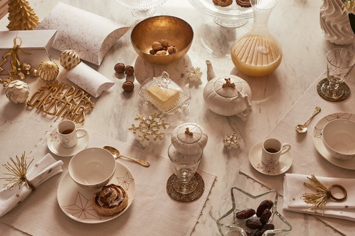 décoration de table de noël déco en blanc et or