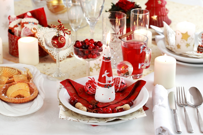 décoration de table de noël en blanc avec des accents en rouge