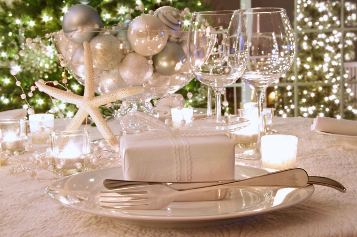 décoration de table de noël en blanc avec des cadeaux