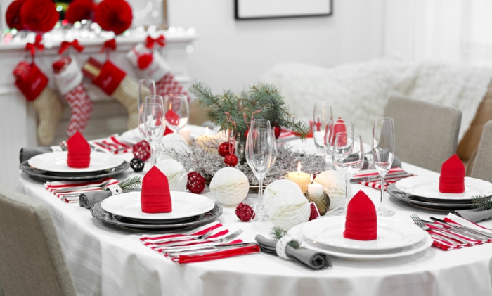 décoration de table de noël nappe blanche serviette blanc et rouge