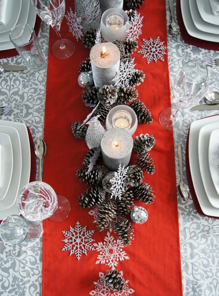 décoration de table de noël pommes de pin et bougies