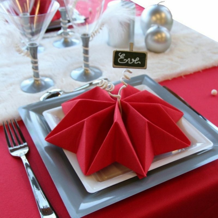 décoration de table de noël serviette rouge pliée
