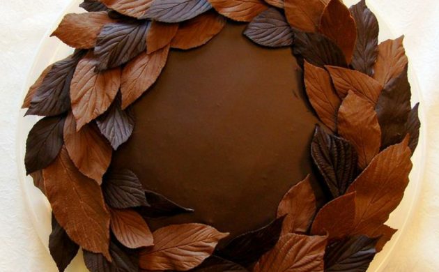 gâteau feuille d'automne à la meringue et à la mousse au chocolat